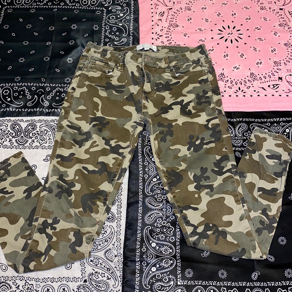 ❣️3/$25❣️ KENDALL&KYLIE Jeans